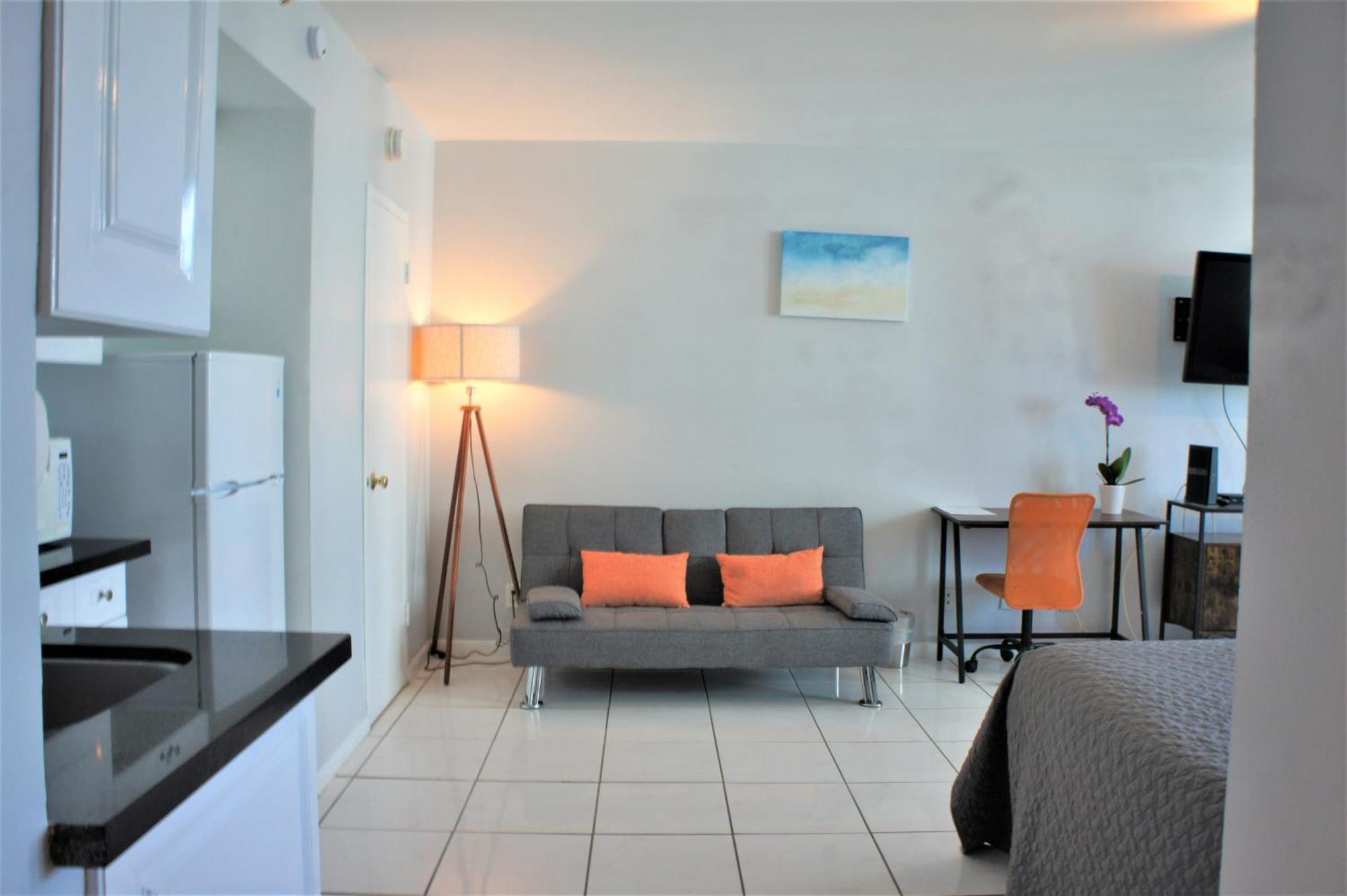 Large Corner Apartment For Up To 4 Guests With Free Parking And Direct Beach Access Miami Beach Rum bild