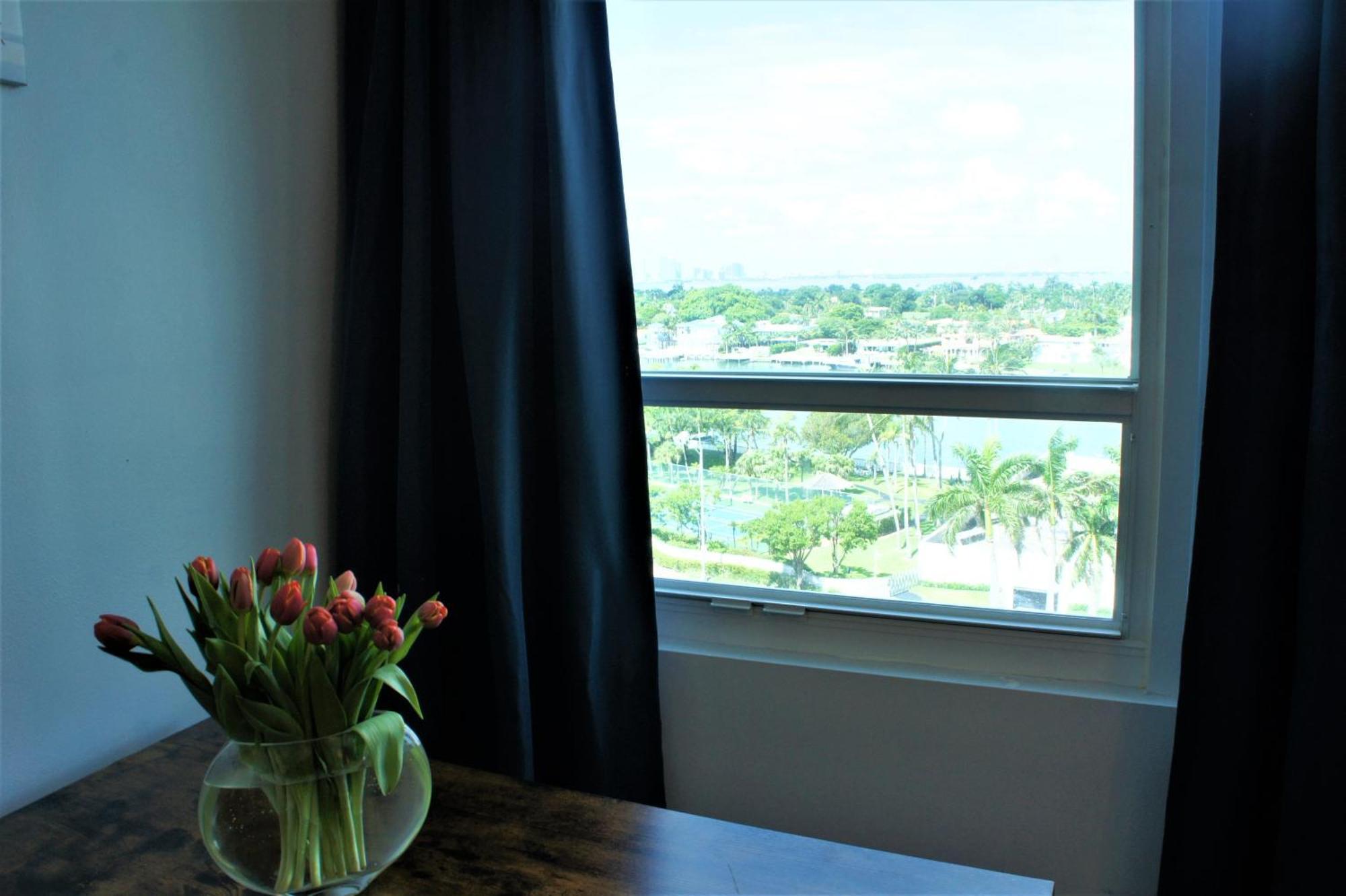 Large Corner Apartment For Up To 4 Guests With Free Parking And Direct Beach Access Miami Beach Rum bild